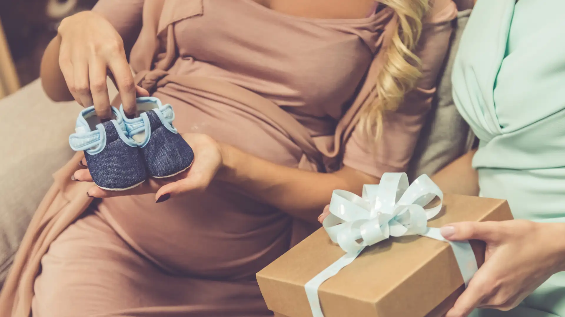 Decoración de mesa para baby shower con temática neutra en tonos pastel