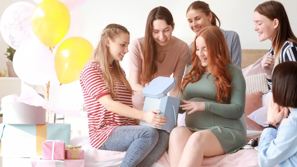 Pareja revelando el sexo del bebé con globos y decoración temática